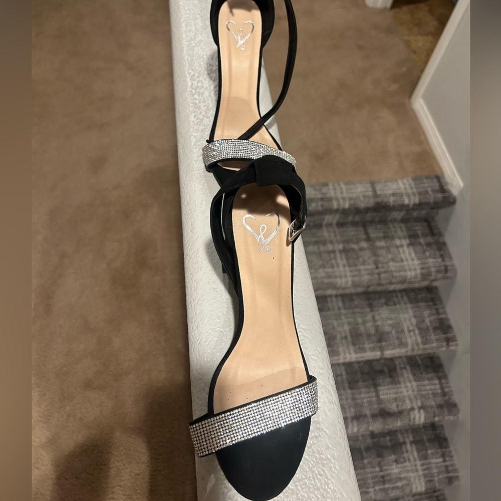 Formal heels! Only wore once to homecoming! Size 7!